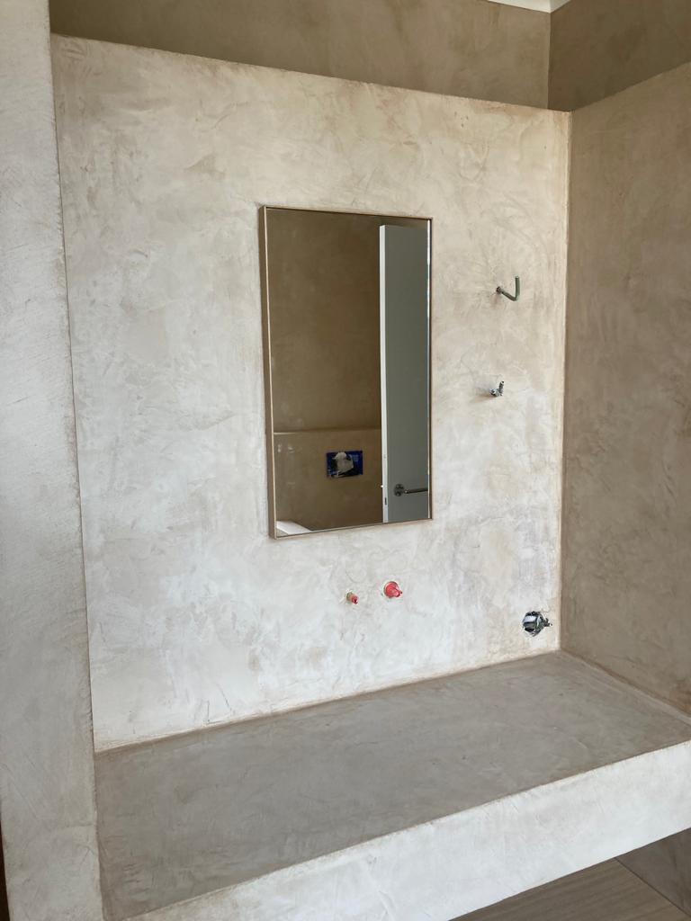 Omnex Classic in badkamer met decoratieve pleister op basis van kalk